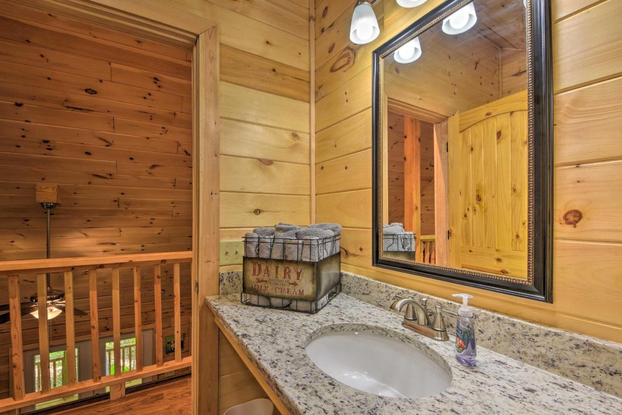 Murphy Cabin With Spacious Deck And Forest Views! Екстериор снимка